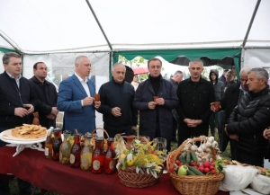 Аҳәынҭқарра Ахада Бадра Гәынба Лыхнашҭаҟны анхацәа аҽаҩра ныҳәа рыдиныҳәалеит.