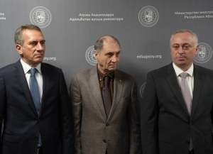 Президент представил коллективу МИД нового министра Олега Барциц