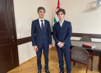 Инал Габлия поздравил Нестора Тарба с победой в "Умницах и умниках"