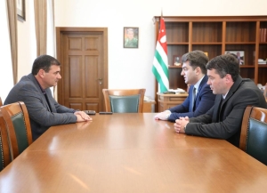 Беслан Бигәаа Урыстәылазегьтәи ауаажәларратә еиҿкаара «Знамя России» ахада Џьахангир Мамедов дидикылеит.