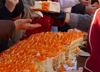 Торт диаметром в 54 метра собрали кондитеры на фестивале "Мандарин"