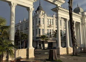 Сухумскую Колоннаду приводят в порядок