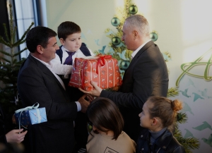 Новогодняя акция „Ашанаҵла-2025“: подарки и праздник для подопечных благотворительных фондов