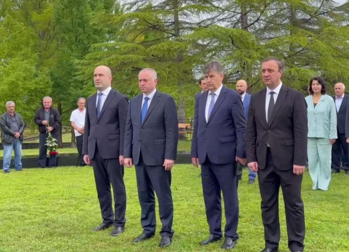 Бадра Гунба почтил память Первого Президента Абхазии Владислава Ардзинба