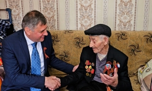 Вице-премьер Вараздат Миносян поздравил ветерана Великой Отечественной войны  Айкарата Манукяна