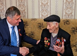 Вице-премьер Вараздат Миносян поздравил ветерана Великой Отечественной войны Айкарата Манукяна