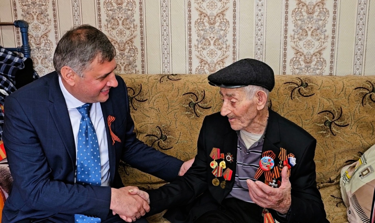Вице-премьер Вараздат Миносян поздравил ветерана Великой Отечественной войны  Айкарата Манукяна