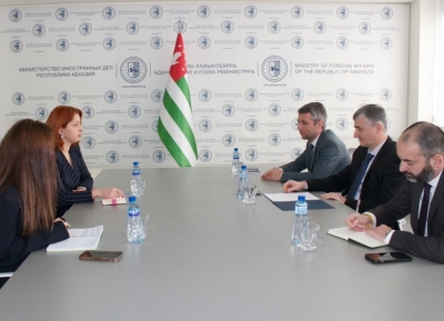 Аԥсны адәныҟатәи аусқәа Рминистрраҟны имҩаԥысит Ҭырқәтәылатәи аԥсуа диаспора ахаҭарнак Елчин Аӡынба лԥылара