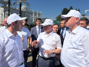 Бадра Гунба и Сергей Кириенко совершили прогулку по набережной Сухума