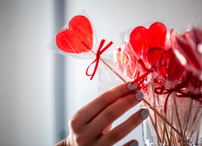 Лучшее время для неожиданных признаний в любви: как отмечают День святого Валентина в разных странах