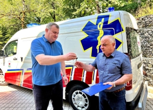 Минздрав передал Рицинскому парку машину скорой помощи