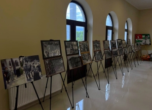 Беслан Бигвава посетил в Гудауте фотовыставку, посвященную Дню добровольца