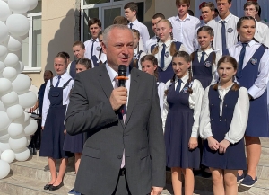 Бадра Гунба посетил среднюю школу № 5 в Новом районе в День знаний