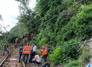 АЖД устраняет последствия стихии на железной дороге в Гагрском районе
