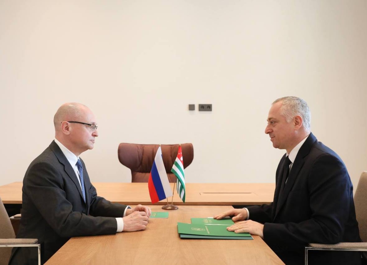 Состоялась рабочая встреча Бадры Гунба и Сергея Кириенко