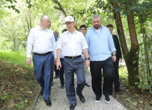 Бадра Гәынбеи Сергеи Кириенкои атуристтә комплекс Garuda Glamping Abkhazia иаҭааит.