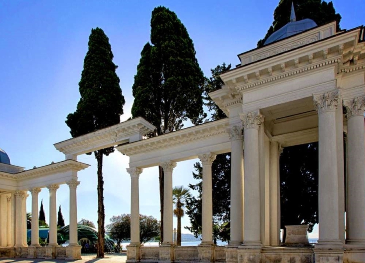 Подсветку колоннады и мэрии завершат до 30 сентября