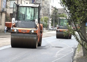 Началось асфальтирование отдельных кварталов улицы Лакоба   