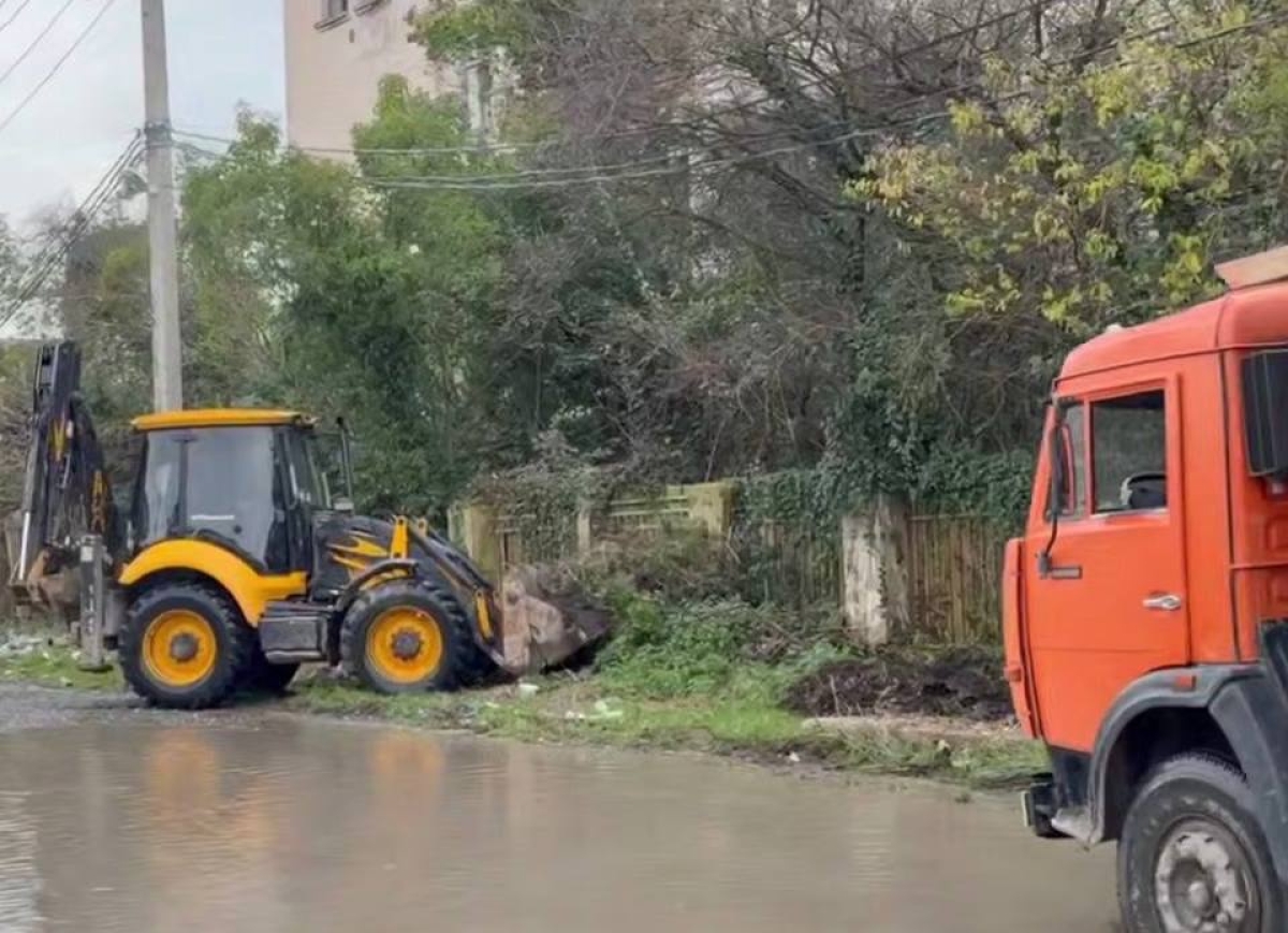 Рабочие Управы №3 расчищают стихийную свалку на пересечении улиц Искандера и Агумава