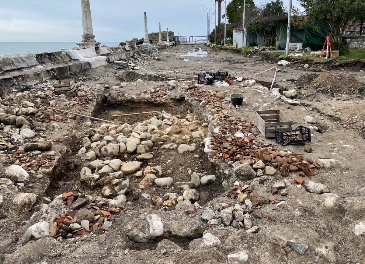 Новые артефакты найдены в ходе раскопок на набережной в Сухуме