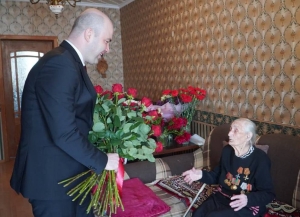 Лаша Ашуба поздравил ветерана Елену Водзинскую