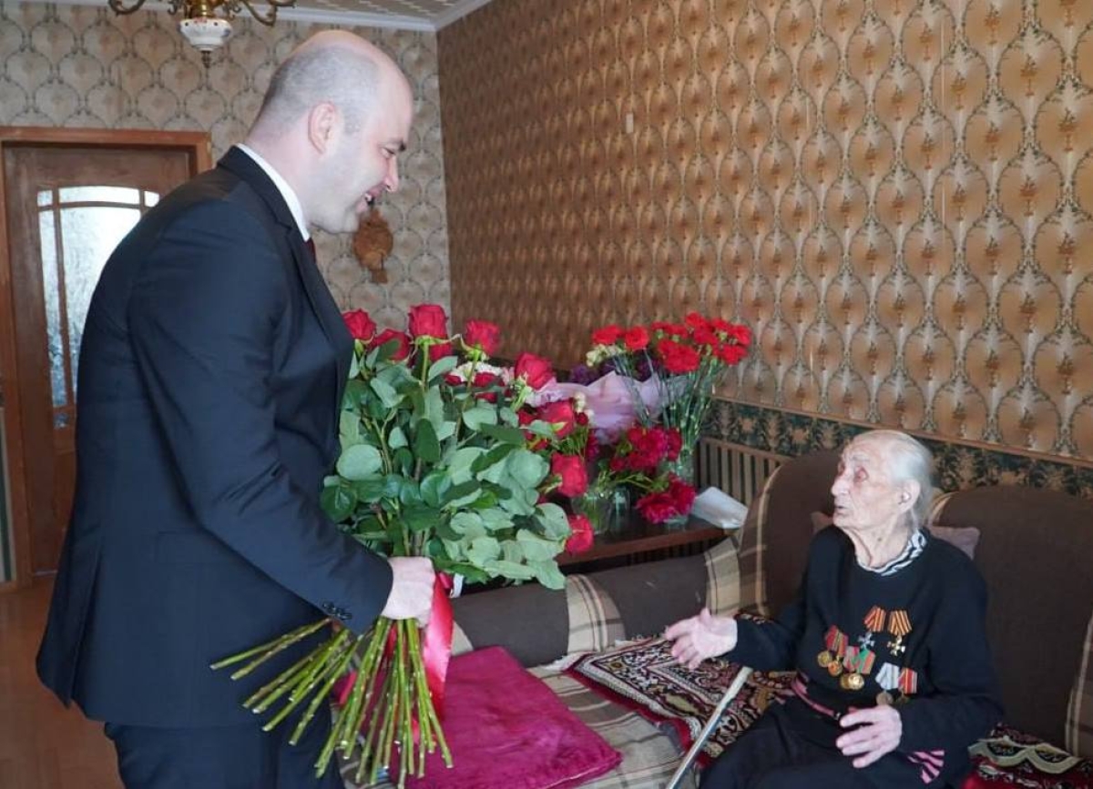 Лаша Ашуба поздравил ветерана Елену Водзинскую