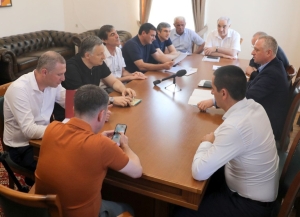 Бадра Гунба провел совещание с главами  районов  и городов  по подготовке к юбилейным праздничным мероприятиям   