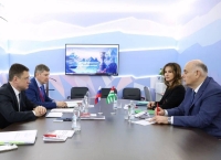 Аслан Бжьаниеи Алеқсандр Новаки реиԥылара мҩаԥысит.
