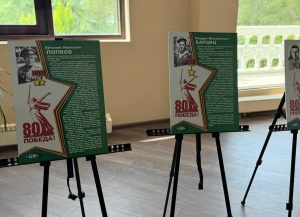 Лишь бы не было войны: в Доме Москвы открылась выставка «80 лет нашей общей Победе»