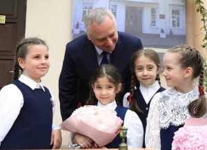Аԥсны Аҳәынҭқарра Ахада Бадра Гәынба Жәларбжьаратәи ахәыҷқәа рыхьчара амш азы Аԥсны иқәынхо ахәыҷқәа дрыдныҳәалеит
