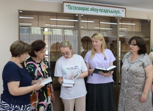 Книжный дар от МГУ: библиотека АГУ получила новую литературу