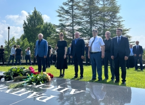 Руководство Абхазии почтило память первого президента Владислава Ардзинба