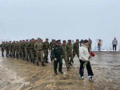 В честь 80-летия победы в битве за Кавказ на перевале Пыв возложили цветы к памятнику советским воинам