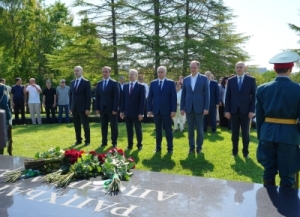 Аԥсны ахьыԥшымра жәларбжьаратәи азхаҵара амш аҽны Алада Ешыра ақыҭан имҩаԥысит Аԥсны раԥхьатәи ахада Владислав Арӡынба имемориал амҵан ашәҭшьыҵәрақәа рышьҭаҵара ацеремониа