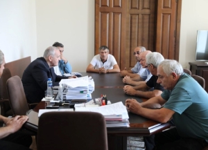 Александр Анкваб встретился с жителями аварийного дома в Сухуме