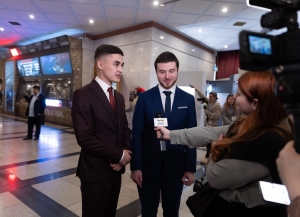 Два студента Дипакадемии МИД России спасли упавшего на рельсы мужчину         