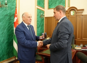 Аслан Бжьаниа Урыстәла Абанк ахантәаҩы ихаҭыԥуаҩ Сергеи Белов дидикылеит.