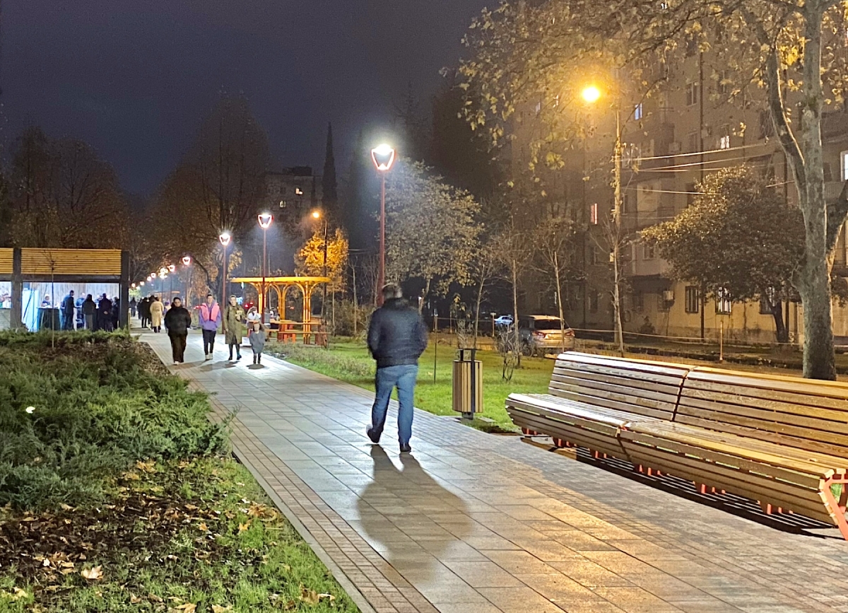 В Новом районе Сухума торжественно открыли  благоустроенный сквер