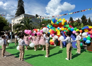Детский смех, пение,  танцы, игры, рисунки на асфальте: в Сухуме отмечают День защиты детей