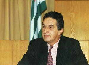 Владислав Арӡынба 80 шықәса ихыҵра азгәаҭара иазку аусмҩаԥгатәқәа реиҿкаара инамаданы аҳәынҭқарратә комиссиа аԥҵахоит.