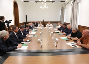 Беслан Бигәаа «Иаку асоциалтә шәахтә азы» Аԥсны Аҳәынҭқарра Азакәан апроект аиӷьтәра иазку аусуратә гәыԥ актәи аилатәара мҩаԥигеит.