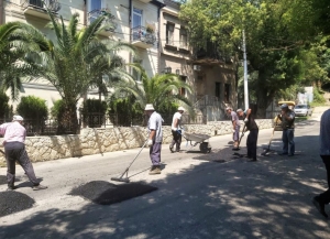 На  улице Ардзинба в Сухуме проводится ямочный ремонт   