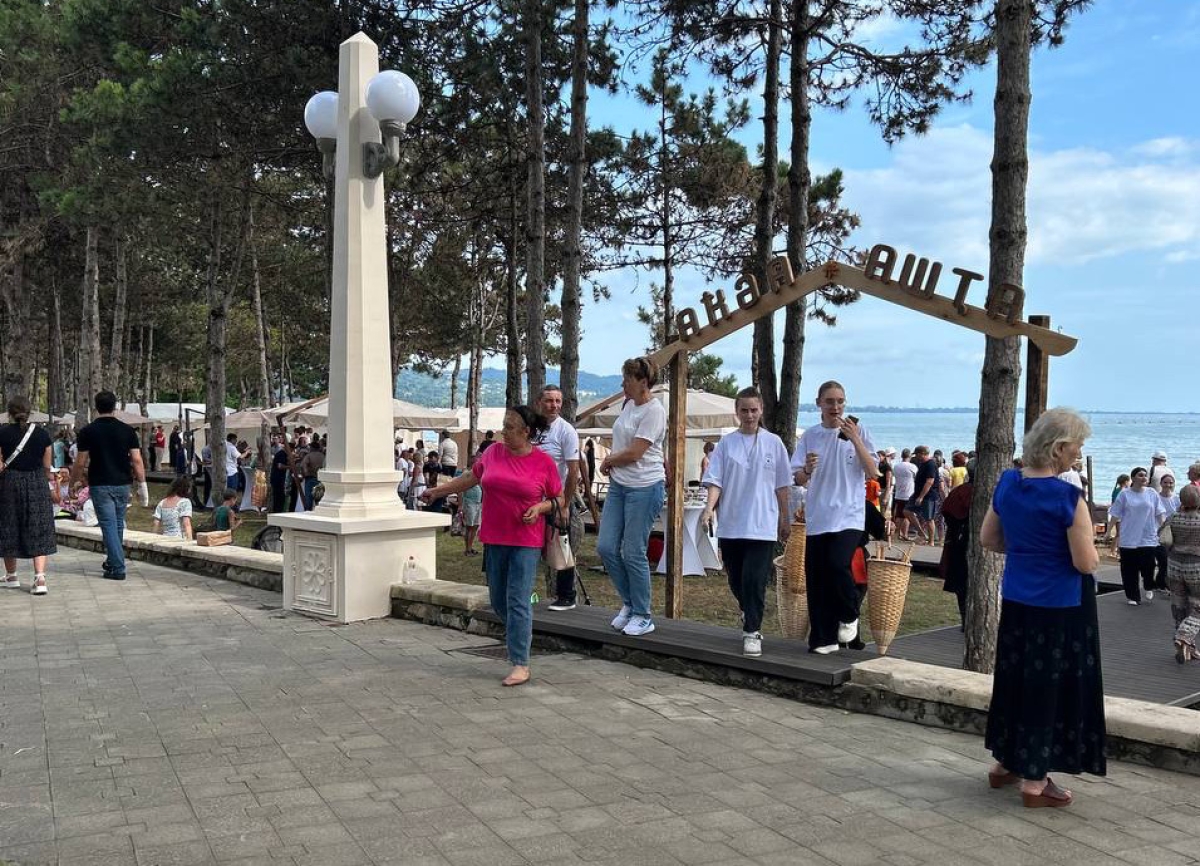Абхазское подворье, флэшмоб, «Островок классической музыки»: в Сухуме проходят праздничные мероприятия ко Дню города