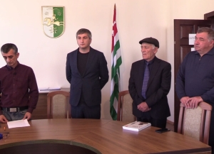 Аԥсны атрансфер амашьынарныҟәцаҩцәа имҩаԥыргаз агәыҳалалратә акциа аҳәаақәа ирҭагӡаны хабарда ибжьаӡыз рҭаацәа 370 нызықь мааҭ рырҭеит.