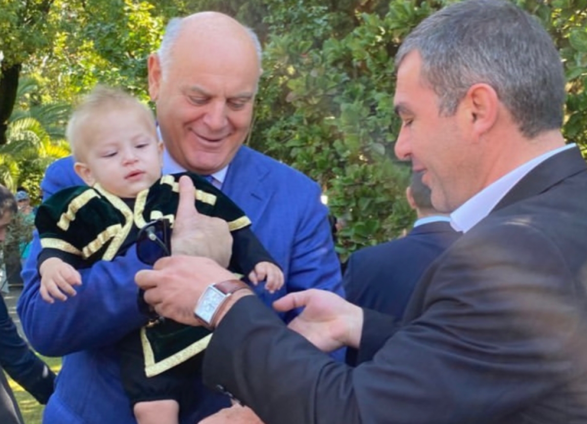 Аслан Бжания поздравил жителей Абхазии с Днем защиты детей
