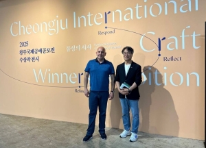 Акультура аминистр Даур Ақаҩба Жәларбжьаратәи ацәыргақәҵа Чонджу Крафт Биеннале 2025 даҭааит.