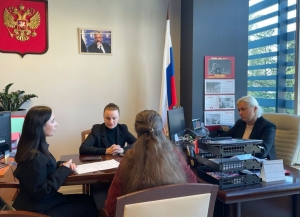 Аԥсны ахәыҷы изинқәа рыхьчаразы Азинмчы змоуи Аԥсны иҟоу Урыстәыла аус ацуразы Ахаҭарнакра анапхгаҩы инапынҵақәа назыгӡои русуратә еиԥылара мҩаԥысит.